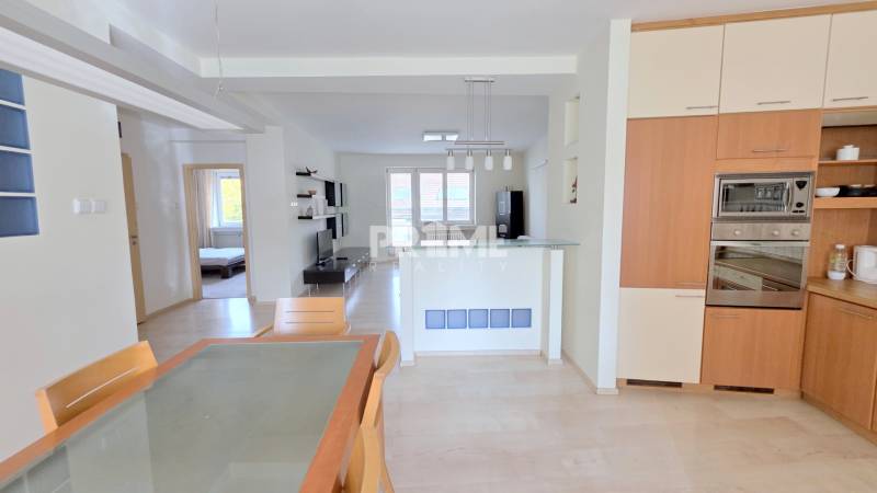 JEDINEČNÝ 2i byt, REKONŠTRUKCIA, 2 x BALKÓN, Kúpeľná ulica,Staré Mesto - Kuchyňa s jedálenským stolom a podlahou s dreveným dekorom v 2-izbovom byte.