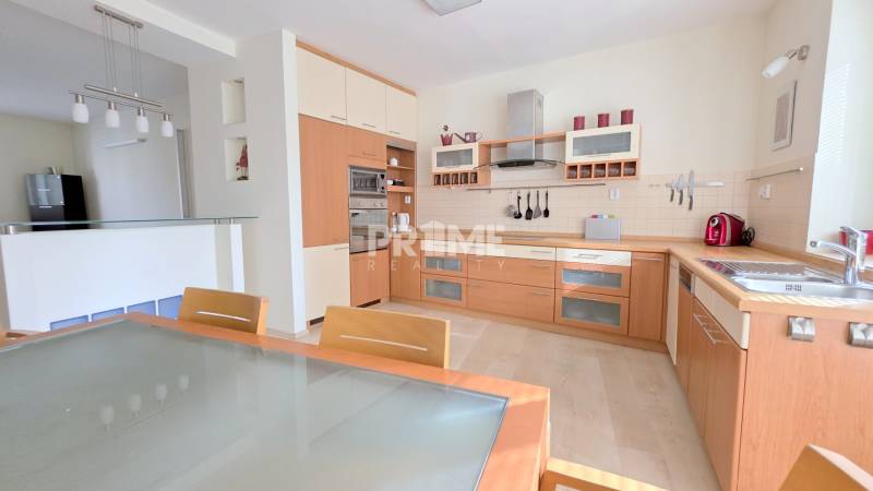 JEDINEČNÝ 2i byt, REKONŠTRUKCIA, 2 x BALKÓN, Kúpeľná ulica,Staré Mesto - Kuchyňa v 2-izbovom byte so svetlým nábytkom a podlahou s dreveným dekorom.