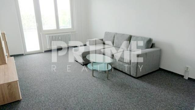 Pekný 3i byt, 3 x NEPRIECH.IZBA, BALKÓN, Radarová ulica, Ostredky - Svetlá obývacia izba s šedou sedačkou v 3-izbovom byte, podlaha s kobercovým dekorom.