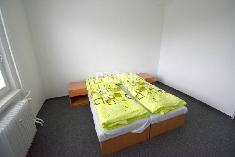 Pekný 3i byt, 3 x NEPRIECH.IZBA, BALKÓN, Radarová ulica, Ostredky - Spálňa v 3-izbovom byte s dvojlôžkom a nočnými stolíkmi, jemné zelené obliečky.