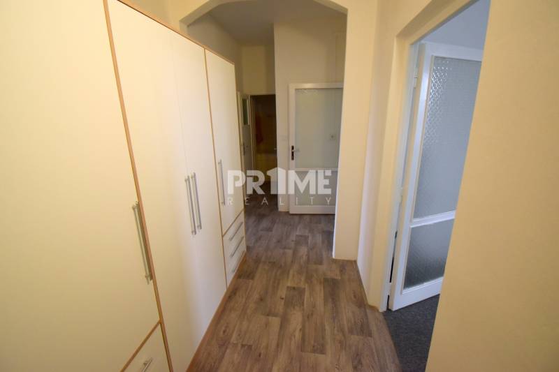 Pekný 3i byt, 3 x NEPRIECH.IZBA, BALKÓN, Radarová ulica, Ostredky - Chodba v 3-izbovom byte s podlahou s dreveným dekorom a vstavanou skriňou.