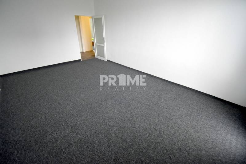 Pekný 3i byt, 3 x NEPRIECH.IZBA, BALKÓN, Radarová ulica, Ostredky - 3-izbový byt s kobercom a bielymi stenami, vhodný na zariadenie podľa vlastných predstáv.