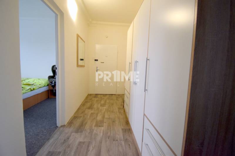 Pekný 3i byt, 3 x NEPRIECH.IZBA, BALKÓN, Radarová ulica, Ostredky - Chodba v 3-izbovom byte s podlahou s dreveným dekorom a vstavanými skriňami.