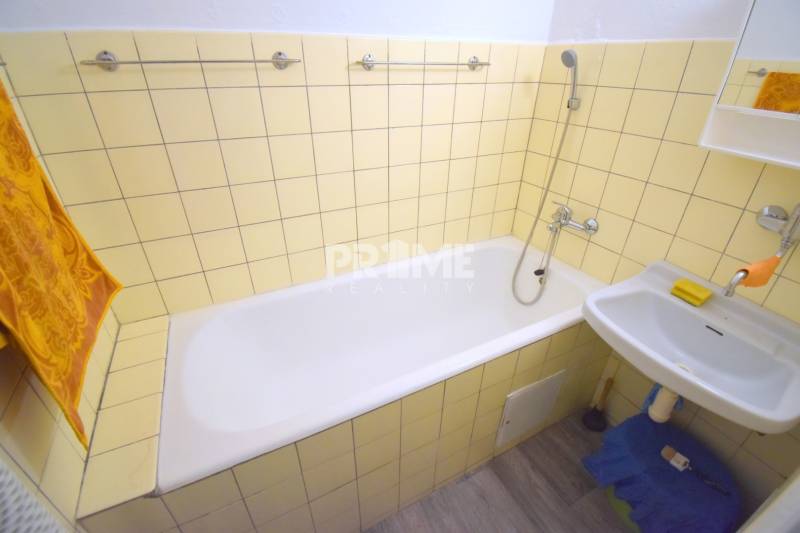 Pekný 3i byt, 3 x NEPRIECH.IZBA, BALKÓN, Radarová ulica, Ostredky - Kúpeľňa s vaňou a umývadlom, obkladačky svetlej farby, podlaha s dreveným dekorom, 3-izbový byt.