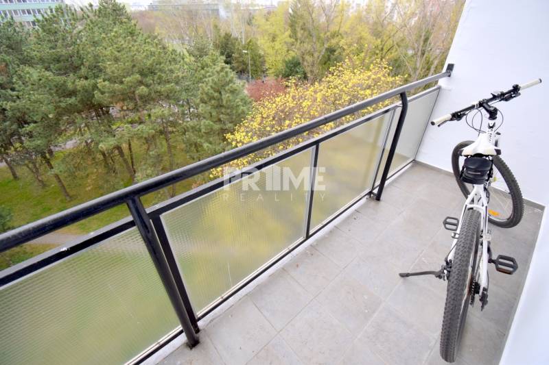 Pekný 3i byt, 3 x NEPRIECH.IZBA, BALKÓN, Radarová ulica, Ostredky - Balkón v 3-izbovom byte, s bicyklom a výhľadom na zeleň v Bratislave, Ružinove.