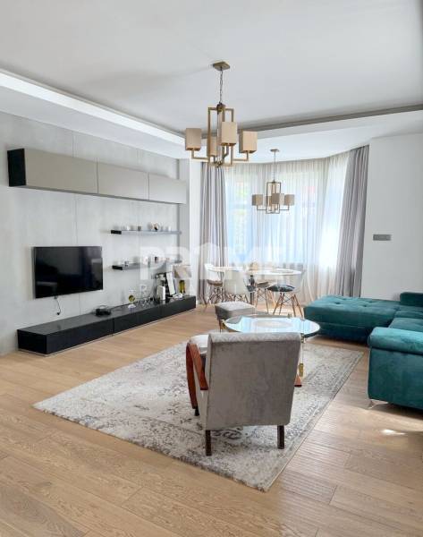 U NÁS !!! LUXUSNÝ ( 100 m2 ) 2i BYT, VÝHĽAD NA BRAT.HRAD, Palisády - Obývacia izba v 2-izbovom byte s podlahou s dreveným dekorom, sedačkou a jedálenským stolom.