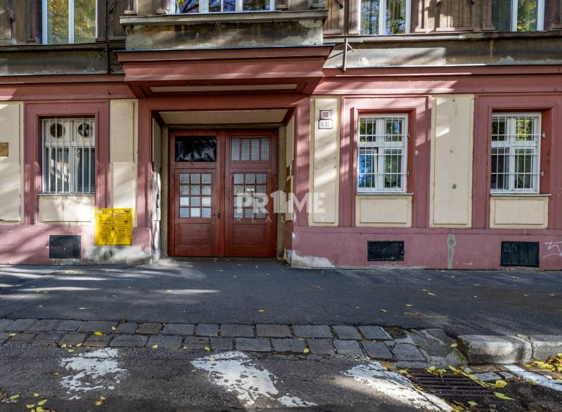 Pekná Garsónka, CENTRUM, REKONŠTRUKCIA,Vajanského nábrežie,Staré Mesto - Vchod budovy v Bratislave na Vajanského nábreží s drevenými dverami.