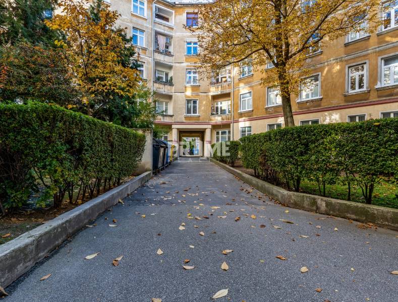 Pekná Garsónka, CENTRUM, REKONŠTRUKCIA,Vajanského nábrežie,Staré Mesto - Vstup do budovy s upravenou zeleňou na Vajanského nábreží, Bratislava - Staré Mesto.