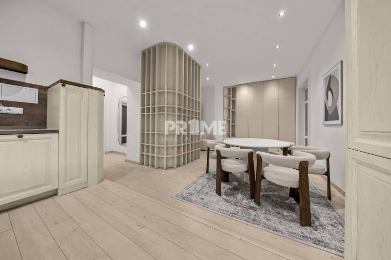  EXKLUZÍVNY, VEĽKOMETRÁŽNY 3i byt ( 130 m2 ), REKONŠTRUKCIA, CENTRUM - Otváracia kuchyňa s jedálenským stolom v 3-izbovom byte, podlaha s dreveným dekorom.