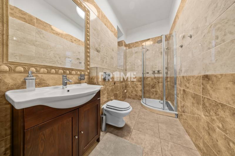  EXKLUZÍVNY, VEĽKOMETRÁŽNY 3i byt ( 130 m2 ), REKONŠTRUKCIA, CENTRUM - Kúpeľňa v 3-izbovom byte s keramickými obkladmi a sprchovým kútom.