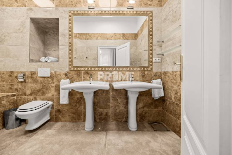  EXKLUZÍVNY, VEĽKOMETRÁŽNY 3i byt ( 130 m2 ), REKONŠTRUKCIA, CENTRUM - Luxusná kúpeľňa v 3-izbovom byte s dvojitým umývadlom a keramickými obkladmi.