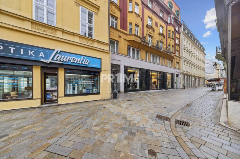  EXKLUZÍVNY, VEĽKOMETRÁŽNY 3i byt ( 130 m2 ), REKONŠTRUKCIA, CENTRUM - Ulica Laurinská v Bratislave - Starom Meste s obchodmi a dláždenou cestou.