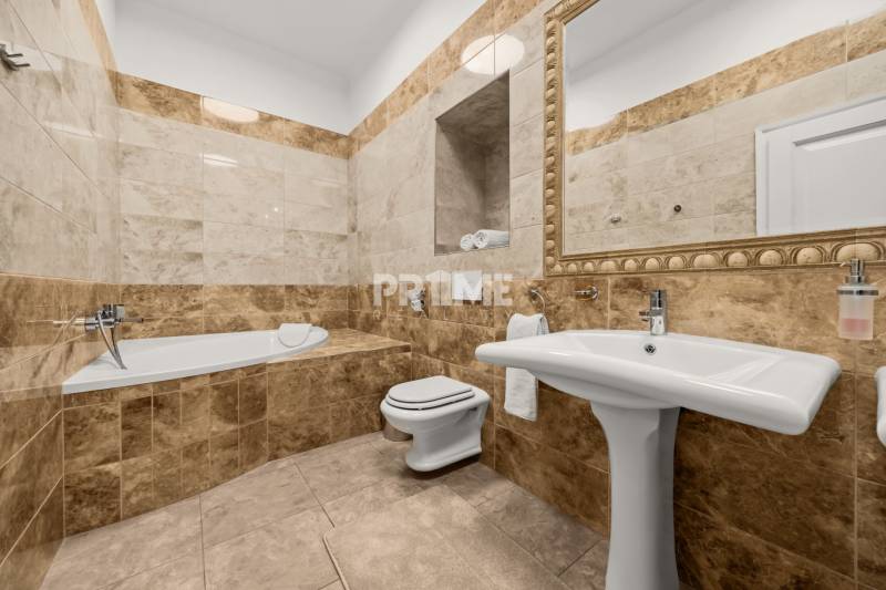  EXKLUZÍVNY, VEĽKOMETRÁŽNY 3i byt ( 130 m2 ), REKONŠTRUKCIA, CENTRUM - Kúpeľňa so zabudovanou vaňou a umývadlom v 3-izbovom byte.