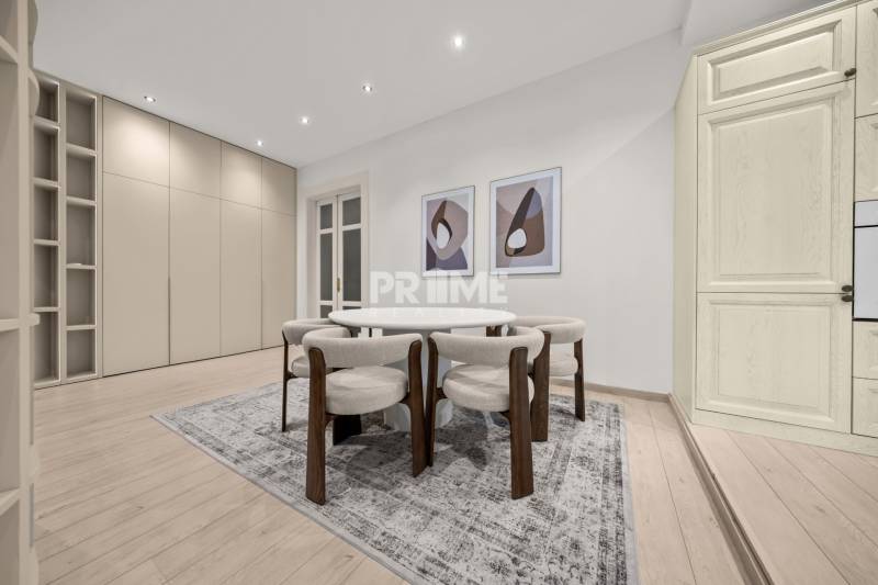  EXKLUZÍVNY, VEĽKOMETRÁŽNY 3i byt ( 130 m2 ), REKONŠTRUKCIA, CENTRUM - Jedálenská časť 3-izbového bytu s kobercovým pokrytím a podlahou s dreveným dekorom.