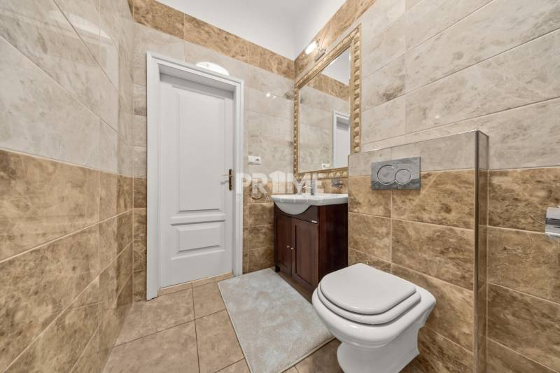  EXKLUZÍVNY, VEĽKOMETRÁŽNY 3i byt ( 130 m2 ), REKONŠTRUKCIA, CENTRUM - Kúpeľňa v 3-izbovom byte s mramorovým obkladom, umývadlom a toaletou.