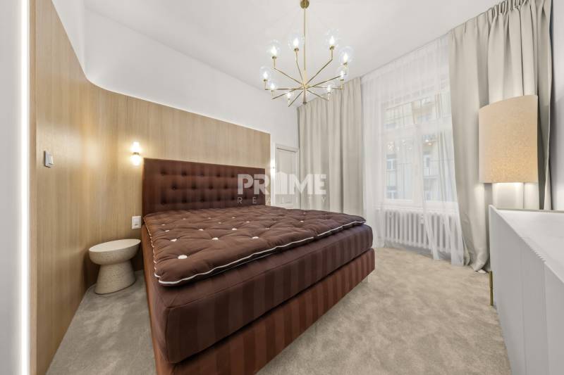  EXKLUZÍVNY, VEĽKOMETRÁŽNY 3i byt ( 130 m2 ), REKONŠTRUKCIA, CENTRUM - Spálňa v 3-izbovom byte s veľkou posteľou, textilnými závesmi a lustrom.