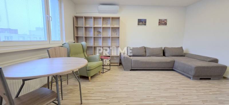 MODERNÝ 2i byt, REKONŠTRUKCIA, KLÍMA, MOZARTOVA ulica, Horský park - Obývacia izba v 2-izbovom byte s rozkladacou sedačkou a kreslom, podlaha s dreveným dekorom.