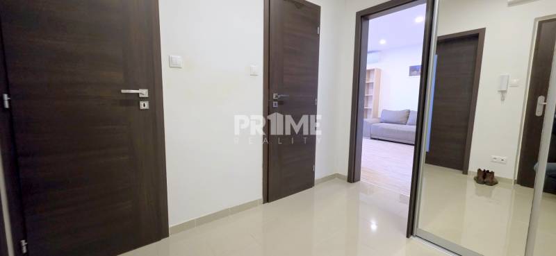 MODERNÝ 2i byt, REKONŠTRUKCIA, KLÍMA, MOZARTOVA ulica, Horský park - Chodba 2-izbového bytu s dlažbou, masívnymi dverami a zrkadlovou skriňou.