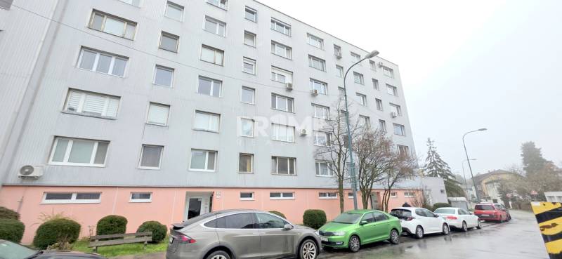 MODERNÝ 2i byt, REKONŠTRUKCIA, KLÍMA, MOZARTOVA ulica, Horský park - Bytový dom so zaparkovanými autami na Mozartovej ulici v Bratislave - Starom Meste.