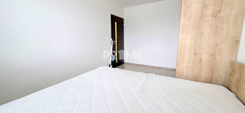 MODERNÝ 2i byt, REKONŠTRUKCIA, KLÍMA, MOZARTOVA ulica, Horský park - Spálňa s manželskou posteľou, podlahou s dreveným dekorom, svetlé steny v 2-izbovom byte.