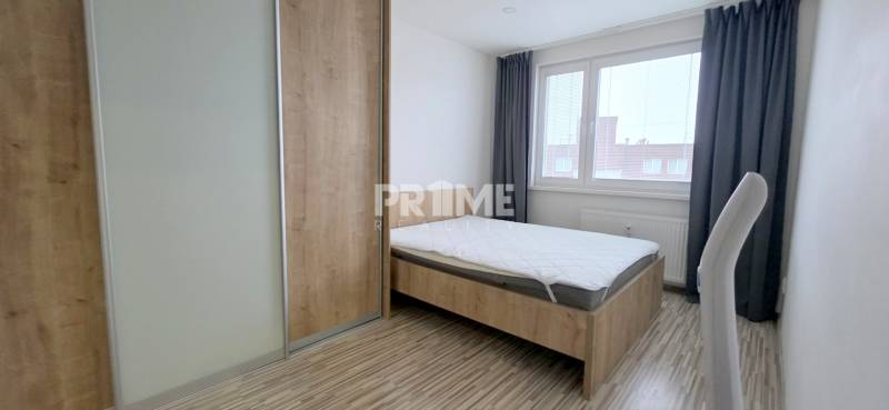 MODERNÝ 2i byt, REKONŠTRUKCIA, KLÍMA, MOZARTOVA ulica, Horský park - Spálňa v 2-izbovom byte s podlahou s dreveným dekorom a šatníkovou skriňou.