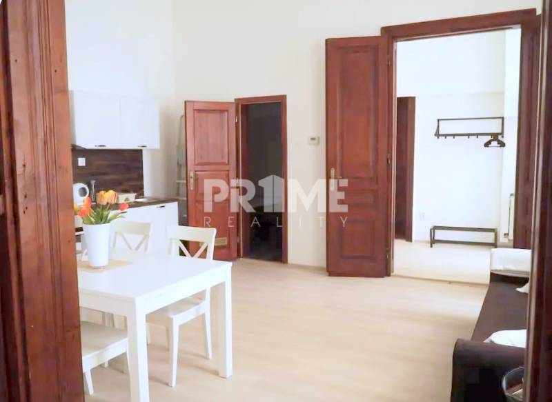 U NÁS !!! Pekný 2i byt, CENTRUM, REKONŠTRUKCIA, Klobučnícka ulica - Interiér 2-izbového bytu s nábytkom na ulici Klobučnícka.