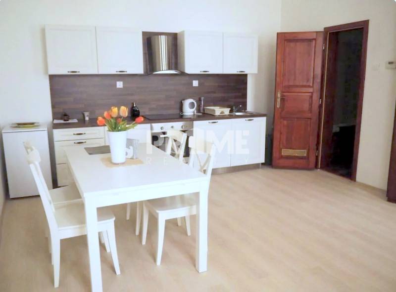 U NÁS !!! Pekný 2i byt, CENTRUM, REKONŠTRUKCIA, Klobučnícka ulica - Svetlá kuchyňa s bielym nábytkom a jedálenským stolom, vhodná pre 2-izbový byt.