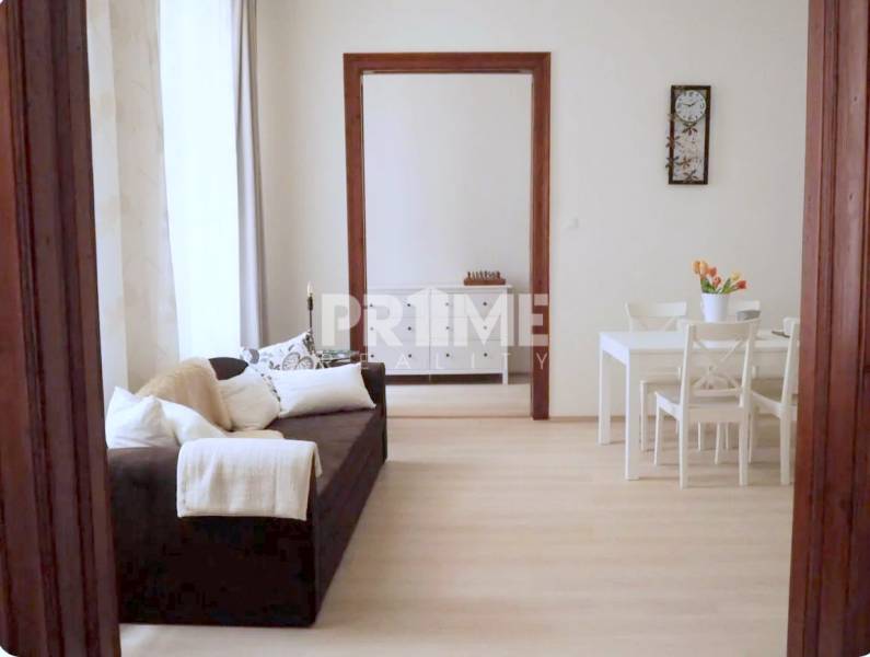 U NÁS !!! Pekný 2i byt, CENTRUM, REKONŠTRUKCIA, Klobučnícka ulica - Svetlý interiér 2-izbového bytu, pohodlná sedačka, jedálenský stôl, Klobučnícka.