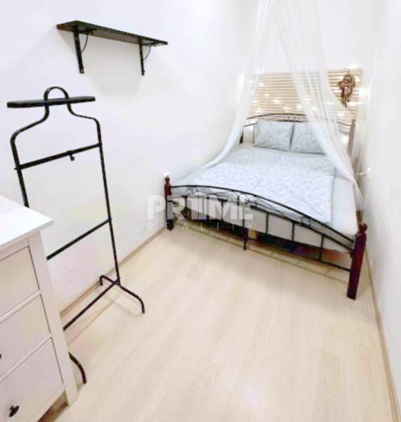 U NÁS !!! Pekný 2i byt, CENTRUM, REKONŠTRUKCIA, Klobučnícka ulica - Spálňa s posteľou a policou, interiér 2-izbového bytu na ulici Klobučnícka.