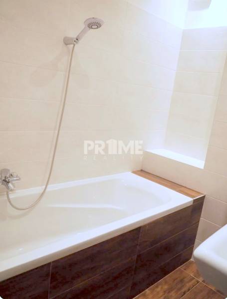 U NÁS !!! Pekný 2i byt, CENTRUM, REKONŠTRUKCIA, Klobučnícka ulica - Kúpeľňa v 2-izbovom byte na ulici Klobučnícka s vaňou a dlažbou.