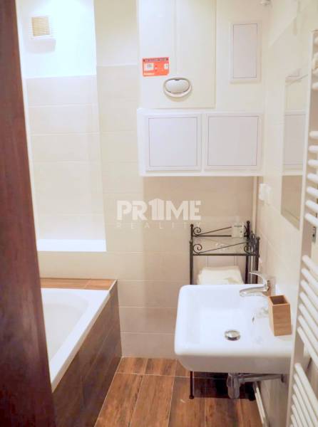 U NÁS !!! Pekný 2i byt, CENTRUM, REKONŠTRUKCIA, Klobučnícka ulica - Kúpeľňa v 2-izbovom byte s vaňou a umývadlom na ulici Klobučnícka.