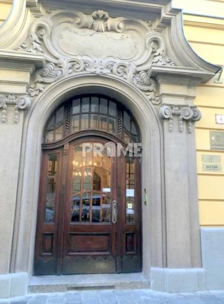 U NÁS !!! Pekný 2i byt, CENTRUM, REKONŠTRUKCIA, Klobučnícka ulica - Dvere budovy s detailmi na ulici Klobučnícka, vhodné pre 2-izbový byt.