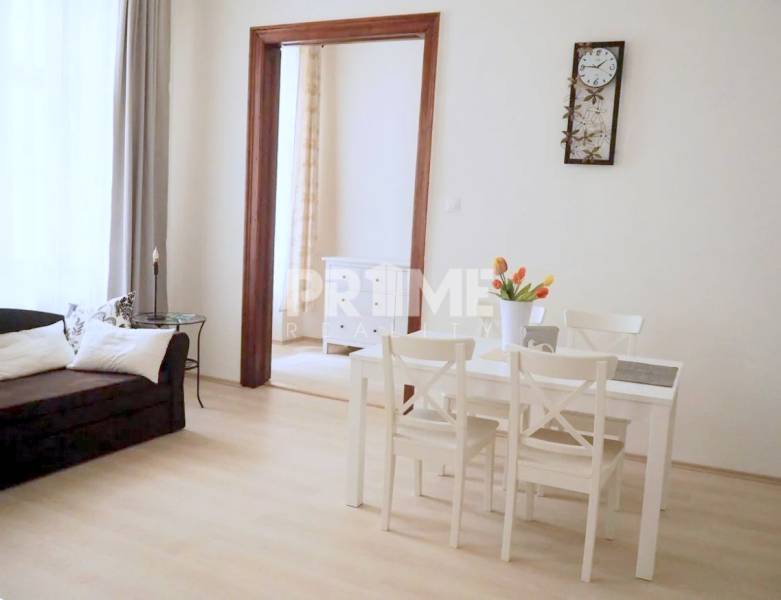 U NÁS !!! Pekný 2i byt, CENTRUM, REKONŠTRUKCIA, Klobučnícka ulica - Interiér 2-izbového bytu na ulici Klobučnícka, s jedálenským stolom a pohovkou.