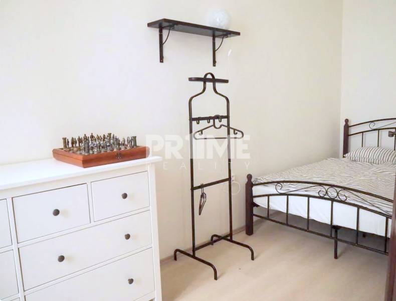 U NÁS !!! Pekný 2i byt, CENTRUM, REKONŠTRUKCIA, Klobučnícka ulica - Spálňa 2-izbového bytu s posteľou, šatníkom, stretnúť sa pri šachu na ulici Klobučnícka.