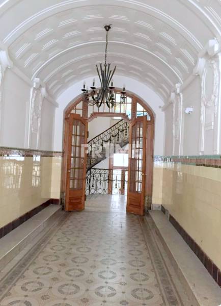 U NÁS !!! Pekný 2i byt, CENTRUM, REKONŠTRUKCIA, Klobučnícka ulica - Historická chodba s oblúkovým stropom, luster a schodisko, Klobučnícka, 2-izbový byt.