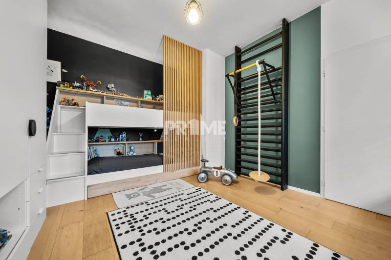 ŠTÝLOVÝ 3i byt, REKONŠTRUKCIA, Mýtna ulica, Staré Mesto - Detská izba s poschodovou posteľou, rebrinou a podlahou s dreveným dekorom v 3-izbovom byte.