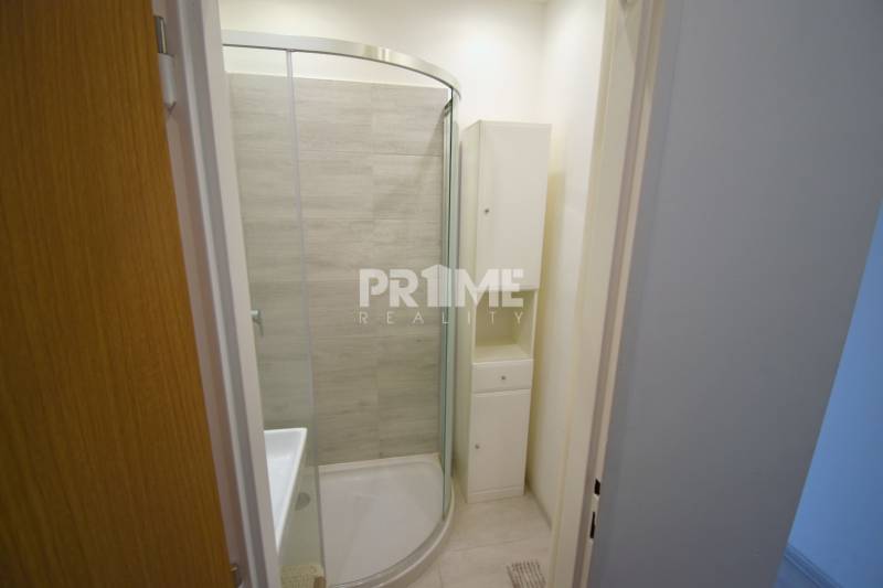 SLNEČNÝ 2i byt, REKONŠTRUKCIA, 2 X SAMOST.IZBA, BALKÓN, Haburská ulica - Kúpeľňa v 2-izbovom byte s rohovým sprchovým kútom a bielym nábytkom.