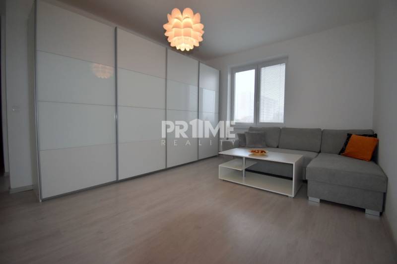 SLNEČNÝ 2i byt, REKONŠTRUKCIA, 2 X SAMOST.IZBA, BALKÓN, Haburská ulica - Obývacia izba v 2-izbovom byte s veľkou skriňou a pohodlnou sedačkou.