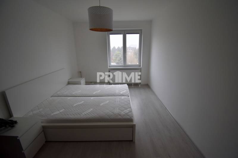 SLNEČNÝ 2i byt, REKONŠTRUKCIA, 2 X SAMOST.IZBA, BALKÓN, Haburská ulica - Spálňa s dvojlôžkom a nočnými stolíkmi, jednoduchý dizajn v 2-izbovom byte.