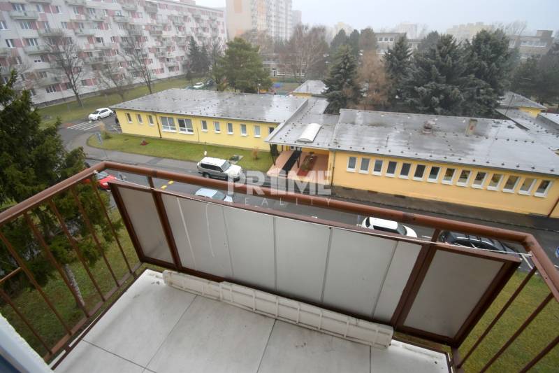 SLNEČNÝ 2i byt, REKONŠTRUKCIA, 2 X SAMOST.IZBA, BALKÓN, Haburská ulica - Výhľad z balkóna 2-izbového bytu Bratislava - Ružinov na Haburskej ulici.