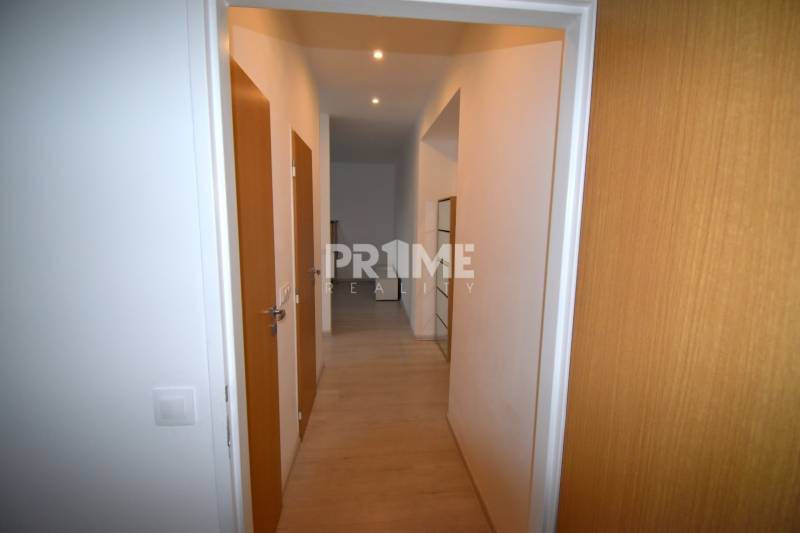 SLNEČNÝ 2i byt, REKONŠTRUKCIA, 2 X SAMOST.IZBA, BALKÓN, Haburská ulica - Chodba v 2-izbovom byte s podlahou s dreveným dekorom a viacerými dverami.