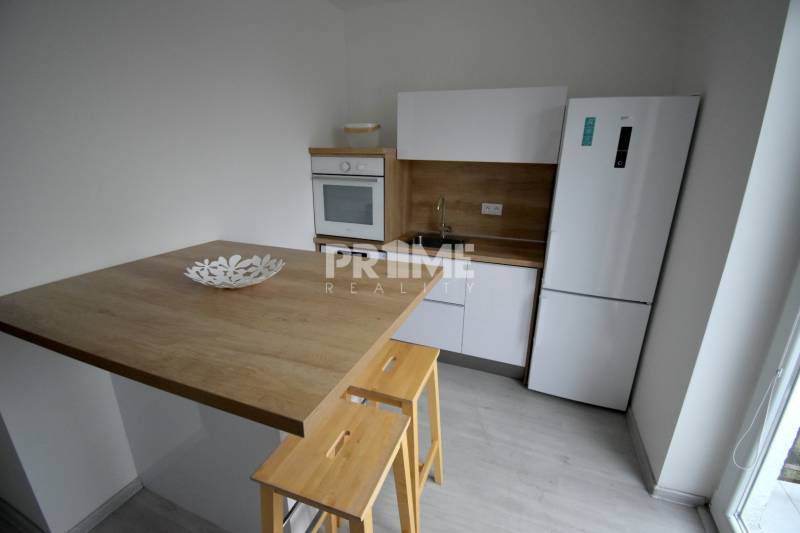 SLNEČNÝ 2i byt, REKONŠTRUKCIA, 2 X SAMOST.IZBA, BALKÓN, Haburská ulica - Kuchyňa v 2-izbovom byte s dreveným pultom a minimalistickým dizajnom.