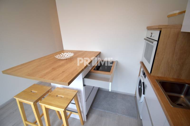 SLNEČNÝ 2i byt, REKONŠTRUKCIA, 2 X SAMOST.IZBA, BALKÓN, Haburská ulica - Kuchyňa v 2-izbovom byte s varnou doskou, rúrou a barovým pultom.