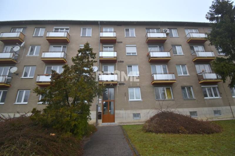 SLNEČNÝ 2i byt, REKONŠTRUKCIA, 2 X SAMOST.IZBA, BALKÓN, Haburská ulica - Bytový dom so štyrmi poschodiami a balkónmi na Haburskej ulici v Bratislave - Ružinove.