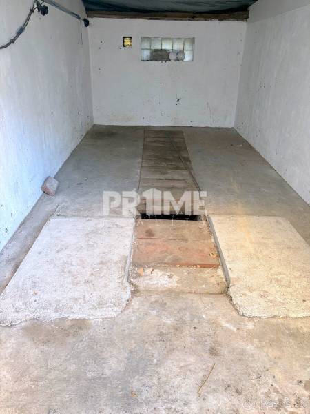 SAMOSTATNÁ GARÁŽ ( 16 m2 ), Gemerská ulica, NIVY, Ružinov - Betónová garáž s montážnou jamou na ulici Gemerská určená na parkovanie a údržbu.