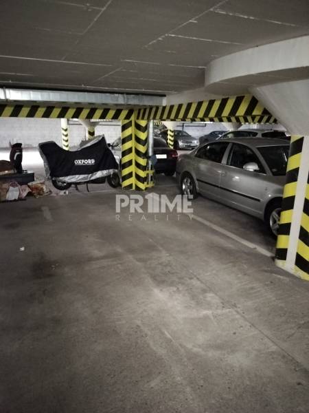 Garážové parkovacie miesto, NOVOSTAVBA, Krajná ulica, Trnávka - Podzemná garáž s parkovacími miestami a zaparkovanými vozidlami.