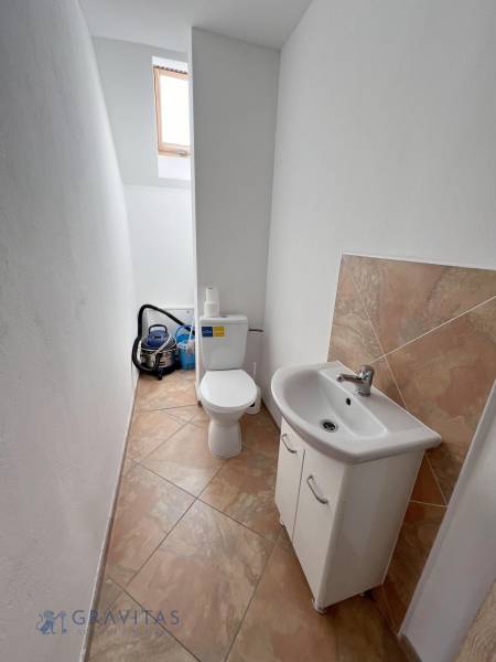 Na prenájom 3i byt v rodinom dome so záhradou - Vojenská ul. Rovinka - Kúpeľňa s toaletou, umývadlom, dlažbou, svetlom a umiestnením je súčasťou 3-izbového bytu na ulici Vojenská.