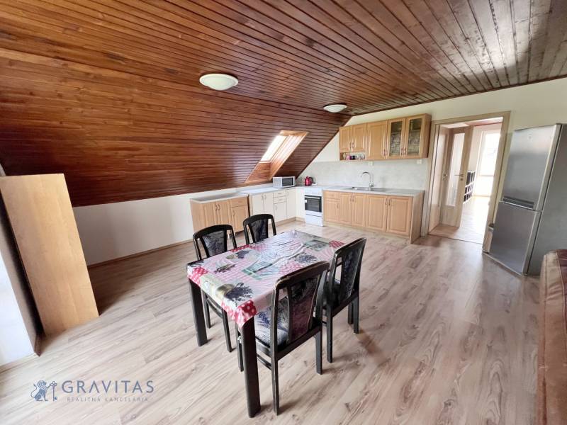 Na prenájom 3i byt v rodinom dome so záhradou - Vojenská ul. Rovinka - Šikmá strecha, jedálenský stôl, kuchyňa; útulný 3-izbový byt na ulici Vojenská.