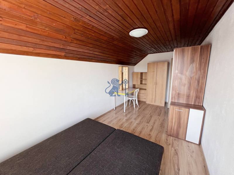 Na prenájom 3i byt v rodinom dome so záhradou - Vojenská ul. Rovinka - Zariadenie v podkroví so svetlým nábytkom a pohovkou na ulici Vojenská. Výhodné pre 3-izbový byt.