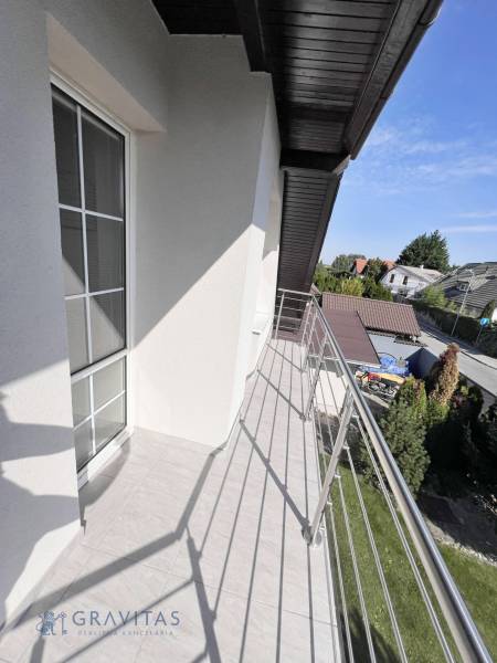 Na prenájom 3i byt v rodinom dome so záhradou - Vojenská ul. Rovinka - Balkón v 3-izbovom byte na ulici Vojenská s výhľadom na zeleň a susedstvo.